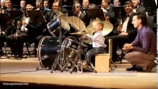 Niño de 3 años toca la bateria y dirige la orquesta Sinfonica [upl. by Enecnarf541]