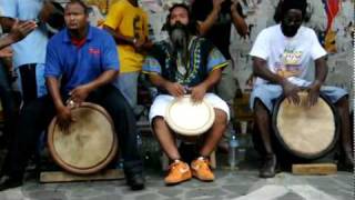 Akiyo avec Fanswa Ladrezeau dans les rues de Pointe à Pitre jouant du Gwoka [upl. by Eemiaj]