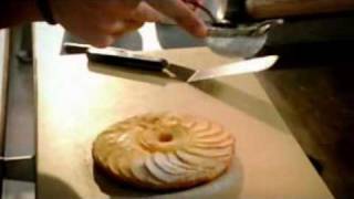 Apple tart fine with caramel ice cream حلال [upl. by Grodin]