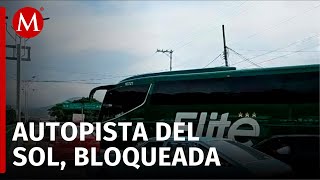 Normalistas de Ayotzinapa realizan bloqueo en la Autopista del Sol [upl. by Frierson]