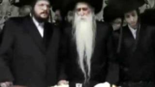 BelzMachnivka Rebbe Dancing with R Aron Mordcha Belz Rebbe Son [upl. by Lipson774]