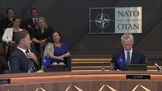 Il passaggio di consegne tra Stoltenberg e Rutte alla guida della Nato [upl. by Gainer]