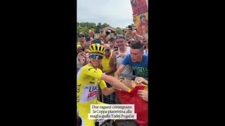 Tour de France due ragazzi consegnano la coppa a Pogacar [upl. by Dunkin]