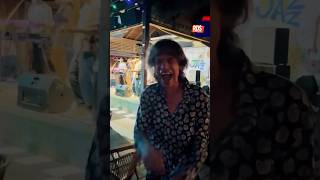 Mick Jagger balla “Moves Like Jagger” dei Maroon 5 in un bar [upl. by Notsua]