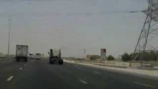 شاحنة تتجاوز بشكل خطير في شارع الامارات truck in dubai [upl. by Nordin734]