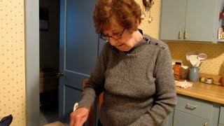 MOM SHOWS US HOW TO MAKE PEACH CRISP [upl. by Laniger]