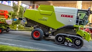 RC combine harvester CLAAS LEXION Dream model by Farmworld Fehmarn [upl. by Yeslah]