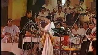 Lata Mangeshkar  Aye Mere Watan Ke Logo Live Performance [upl. by Yendahc]