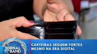 Mesmo perdendo espaço as carteiras ainda resistem na era digital  Jornal da Band [upl. by Grati]