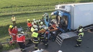 Schwerer LKWUnfall auf Rastplatz [upl. by Ilrahs305]