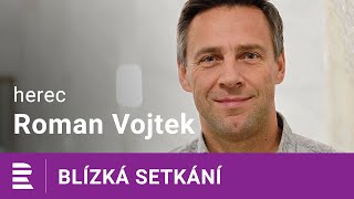 Roman Vojtek je Otcem v šestinedělí Sám hraje dvacet rolí „Až zpětně mi došlo na co jsem kývl“ [upl. by Azil627]