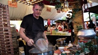 Gordon Ramsay wins chilli crab loses Hawker Heroes challenge [upl. by Enyamrahs142]