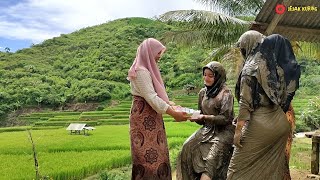 VIRAL Gadis Desa Keturunan Bule Turki Rajin Kesawah Bersama Gadis Desa Sunda [upl. by Alexi]