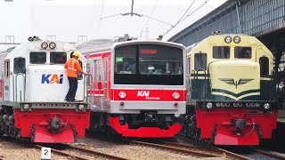 RAMAINYA KERETA API DI PERLINTASAN KERETA API PASAR SENEN JAKARTA Ada Lokomotif Vintage dan CC 201 [upl. by Atyekram]