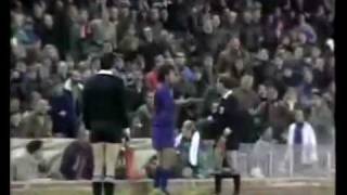 Hristo Stoichkov da un pisotón al árbitro [upl. by Notgnirrac744]