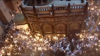 Los cristianos ortodoxos celebran el rito del Fuego Sagrado en Jerusalén [upl. by Natloz]