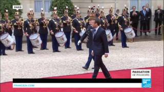 Passation de pouvoirs  Emmanuel Macron accueilli par François Hollande à lElysée [upl. by Airakaz]