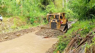 Strange Work  CAT Bulldozer D6R XL Makes Its Way on the River [upl. by Nahsaj561]