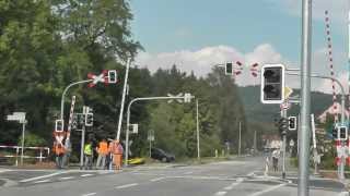 Ein nagelneuer Bahnübergang mit einer Fußgängerampel mit sehr vielen Ampeln in Steinhagen [upl. by Hannahs634]