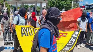 Normalistas de Ayotzinapa bloquean la Autopista del Sol  Noticias GDL con Ricardo Camarena [upl. by Norbert]