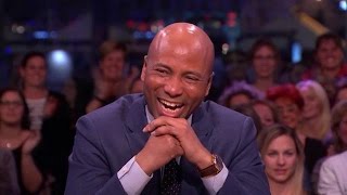 Slappe lach aan tafel om oud Lamasfragment  RTL LATE NIGHT [upl. by Oglesby]