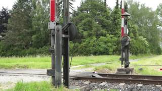 Bahnübergang mit mechanischen Schranken amp mechanischem Läutwerk Gleiß ÖBB Österreich [upl. by Ayocat]