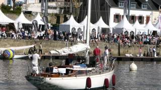 le bateau blanc NORYEMA IV À Douarnenez [upl. by Arze262]