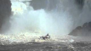 Lancha en La Garganta del Diablo Cataratas del Iguazú [upl. by Nitsid]