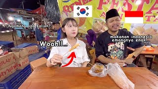 Famous Indonesian 🇮🇩 youtuber teach me how to eat Indonesian Food [upl. by Herold]