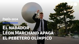 El nadador Léon Marchand apaga el pebetero olímpico en el último día de los Juegos  AFP [upl. by Elegna153]