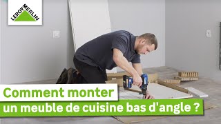 Comment poser des meubles bas dangle dans une cuisine  Tuto débutant  Leroy Merlin [upl. by Assela516]