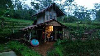 Hujan Lebat Gemuruh Guntur Angin Kencang Saat Buka Puasa Di Gubuk Kecil Tengah Sawah Pinggir Hutan [upl. by Oric]