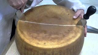 Taglio Parmigiano Reggiano DOP 2001 [upl. by Stromberg]