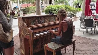 Un piano le regresó la vida a este indigente [upl. by Einahpetse]