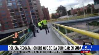 Policías frustran suicidio en un puente peatonal al norte de Bogotá [upl. by Adlanor145]