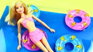 3 DIY INCREÍBLES PARA MUÑECAS PISCINA CON AGUA TRAJES Y TOALLAS  Manualidades Para Muñecas [upl. by Noneek918]